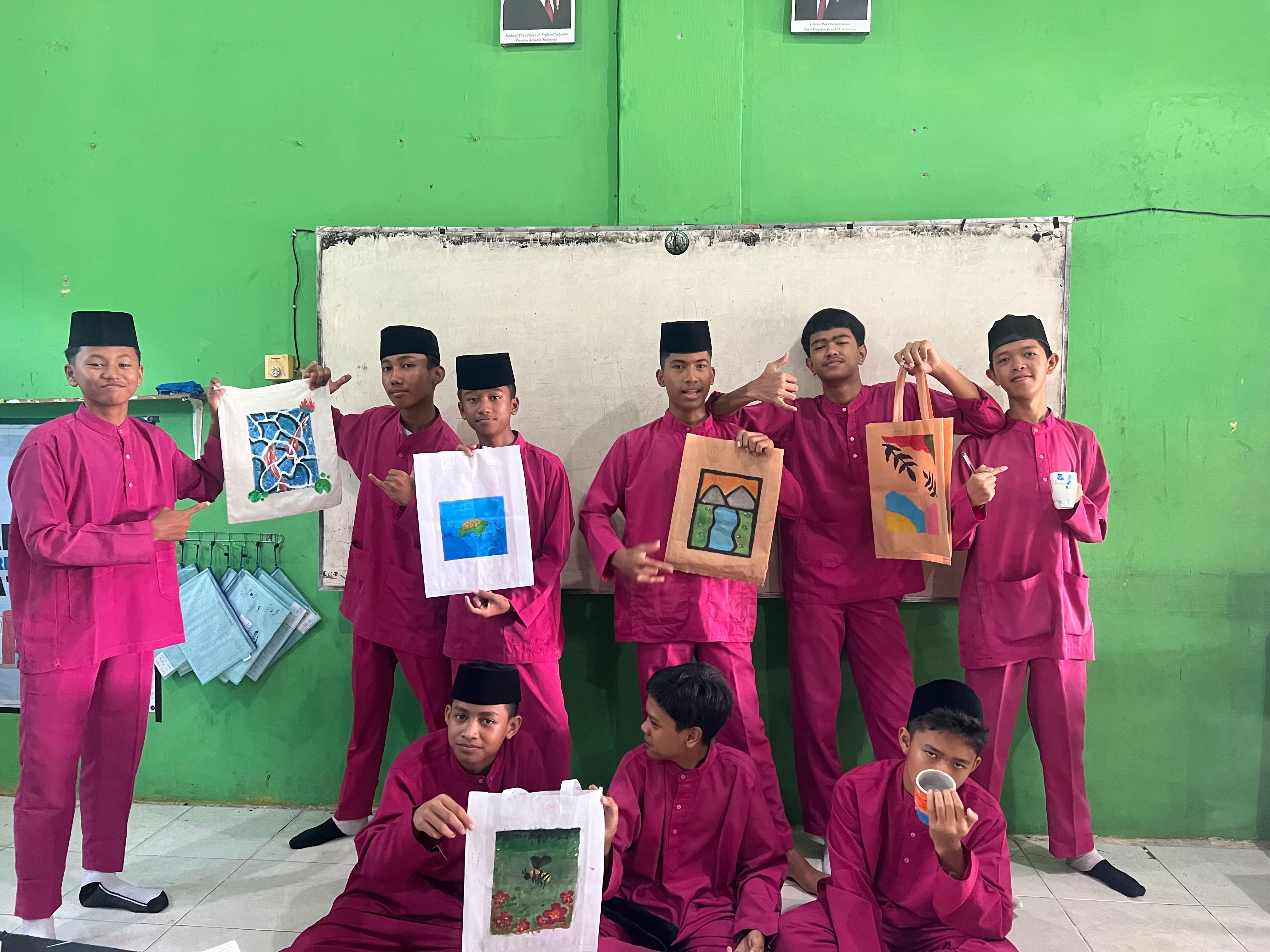 Karya Lukis kelas 9A menggunakan Tote bag